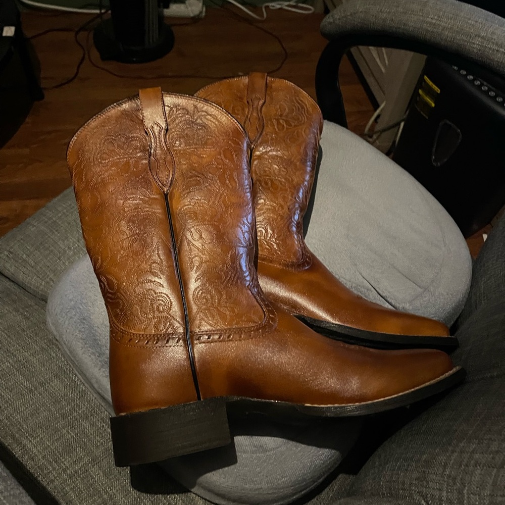 Never worn Ariat square toe boots